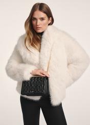 Чорна жіноча сумка на ланцюжку TOREC-1102-99(Z25), вигляд виробу на моделі. Видно половину силуету.