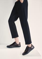 Жіноче шкіряне взуття бордового кольору BUTYD-1188-09(Z25), вигляд виробу на ногах моделі на світлому фоні.