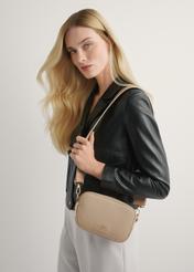 Бежева маленька жіноча сумочка TOREC-1172-1B(W26), вигляд виробу спереду на плечі моделі. Видно половину силуету.