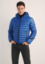 Чоловіча синя куртка KURMT-0380-61(Z25), вигляд виробу спереду на моделі. Видно половину силуету.