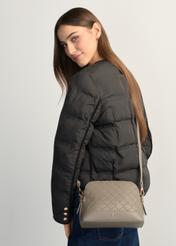 Світло-коричнева жіноча сумка з монограмою TOREC-1180-1K(W26), вигляд виробу на плечі моделі. Видно половину силуету.