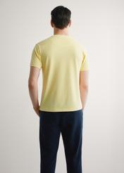 Чоловіча жовта бавовняна футболка TSHMT-0136-2B(W26), вигляд виробу ззаду на моделі. Видно половину силуету.