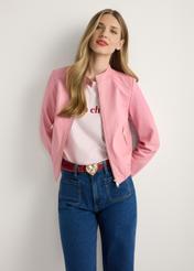 Жіноча рожева шкіряна куртка KURDS-0575-5B(W26), вигляд виробу спереду на моделі. Видно половину силуету.