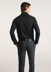 Чорна чоловіча сорочка KOSMT-0351A-99(Z26) - вигляд виробу ззаду на білому фоні. Видно половину силуету.