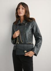 Чорна жіноча сумка-месенджер TOREC-1137-99(W26), вигляд виробу в руках моделі. Видно половину силуету.