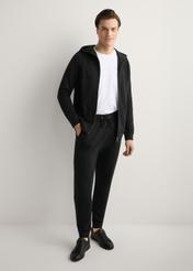 Чоловіча чорна толстовка на блискавці BLZMT-0078-99(W26), вигляд виробу спереду на моделі. Видно все тіло.