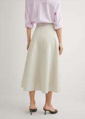 Бежева спідниця міді SPCDT-0123-1A(W26), вигляд виробу ззаду на моделі. Видно половину силуету.