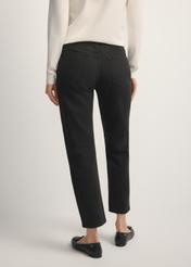 Жіночі чорні джинси JEADT-0011-99(W26), вигляд виробу ззаду на моделі. Видно половину силуету.