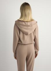 Жіноча толстовка на блискавці кольору верблюжого кольору BLZDT-0108A-1D(W26), вигляд виробу ззаду на моделі. Видно половину силуету.