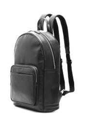 Чоловічий чорний шкіряний рюкзак TORMS-0472-99(Z25), діагональний вигляд виробу на білому тлі.