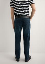 Чоловічі темно-сині джинсові штани JEAMT-0022-7C(W26), вигляд виробу зі спини на моделі. Видно половину силуету.