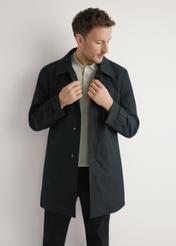 Чоловіча чорна утеплена куртка KURMT-0408-99(W26), вигляд виробу спереду на моделі. Видно половину силуету.