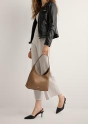 Чорні шкіряні туфлі на підборах BUTYD-1078A-99(W26), вигляд виробу збоку на ногах моделі, на світлому фоні.