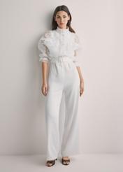 Жіноча біла мереживна сорочка KURDT-0637-0A(W26), вигляд виробу спереду на моделі. Видно все тіло.