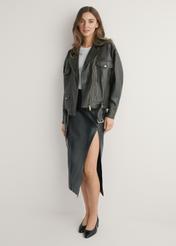 Жіноча шкіряна байкерська куртка оверсайз коричневого кольору KURDS-0608-1I(W26), вигляд виробу спереду на моделі. Видно повністю.