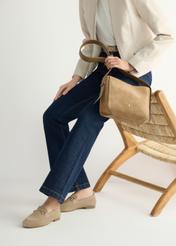 Темно-бежеві замшеві жіночі мокасини BUTYD-1257-1K(W26), вигляд виробу збоку на ногах моделі.