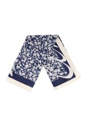 Темно-синя жіноча хустка з квітами SZADT-0191-7P(W26), вигляд складеного виробу на білому фоні.