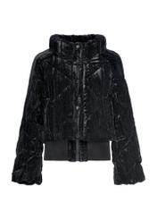 Жіноча коротка блискуча куртка KURDT-0607-99(Z25), вигляд виробу спереду на білому тлі.