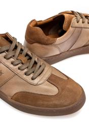 Чоловіче шкіряне спортивне взуття BUTYM-0487-1B(W26), крупний план деталі виробу на білому фоні.