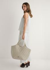 Велика стьобана шкіряна жіноча сумка TORES-1306-0B(W26), вигляд виробу спереду в руці моделі.