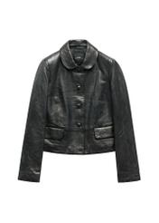 Чорна коротка жіноча шкіряна куртка KURDS-0598-99(W26), вигляд виробу спереду на білому тлі.