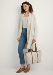 Шкіряна сумка-шопер кремового кольору TORES-1273-0B(W26), вигляд виробу в руці моделі. Видно повністю.