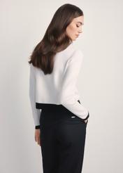 Жіночий білий кардиган KARDT-0053-12(Z25), вигляд виробу ззаду на моделі. Видно половину силуету.