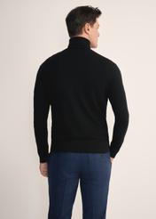 Чоловічий чорний светр з високим коміром SWEMT-0185-99(Z25), вигляд виробу ззаду на моделі. Видно половину силуету.
