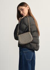 Світло-коричнева жіноча сумка-месенджер TOREC-1179-1K(W26), вигляд виробу на плечі моделі. Видно половину силуету.