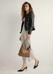 Жіноча сумка кольору верблюжого меланжу TOREC-1200-1D(W26), вигляд виробу в руці моделі. Видно повністю.