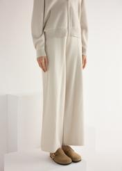 Жіночі замшеві шльопанці холодного бежевого кольору BUTYD-1267-1K(W26), діагональний вигляд виробу на ногах моделі.