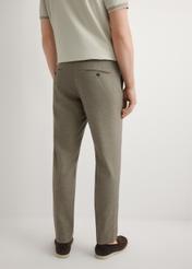 Чоловічі темно-коричневі костюмні штани SPOMT-0098-1I(W26), вигляд виробу зі спини на моделі. Видно половину силуету.