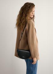 Жіноча чорна напівкругла сумка-месенджер з крокодилової шкіри TOREC-1184-9G(W26), вигляд виробу на плечі моделі. Видно половину силуету.