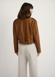 Шкіряна байкерська куртка коньячного кольору KURDS-0610-1F(W26), вигляд виробу ззаду на моделі. Видно половину силуету.