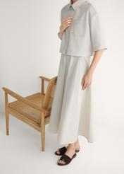 Жіночі замшеві шльопанці темно-коричневого кольору BUTYD-1255-1I(W26), вигляд виробу збоку на ногах моделі.