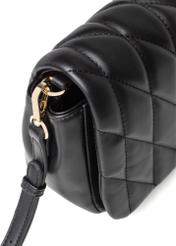 Чорна жіноча сумочка з прострочкою TOREC-1151-99(W26), крупний план деталі сумочки на білому фоні.