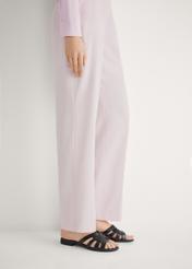 Жіночі шкіряні шльопанці чорного кольору BUTYD-1266-99(W26), вигляд виробу збоку на ногах моделі.