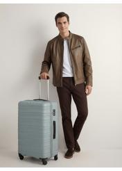 Велика валіза на колесах WALAB-0081-8F-28(W26), діагональний вигляд виробу поруч із силуетом моделі.