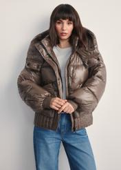 Жіноча коротка коричнева куртка KURDT-0608-82(Z25), вигляд виробу спереду на моделі. Видно половину силуету.