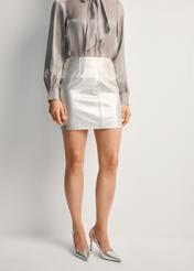 Срібна шкіряна міні-спідниця SPCDS-0080-3208(Z25), вигляд виробу спереду на моделі. Видно половину силуету.