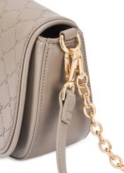 Світло-коричнева жіноча сумка-месенджер TOREC-1179-1K(W26), крупний план деталі виробу на білому фоні.