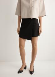 Жіночі чорні кюлоти SZODT-0008-99(W26), вигляд виробу спереду на моделі. Видно половину силуету.