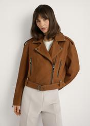 Шкіряна байкерська куртка коньячного кольору KURDS-0610-1F(W26), вигляд виробу спереду на моделі. Видно половину силуету.