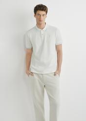 Біла сорочка-поло POLMT-0090-0B(W26), вигляд виробу спереду на моделі. Видно половину силуету.