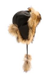 Жіноча шапка з натурального хутра єнота CZADF-0048-9J(Z26), вигляд виробу збоку на білому фоні.
