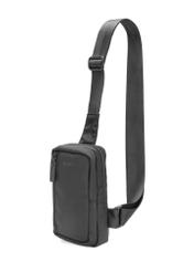 Чорна маленька чоловіча сумка TORMN-0390-99(W26), діагональний вигляд виробу на білому тлі.