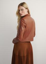 Жіноча коротка шкіряна куртка кольору верблюжого візерунка KURDS-0471-1D(W26), вигляд виробу ззаду на моделі. Видно половину силуету.