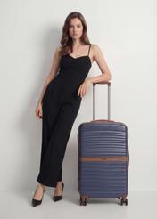 Середня валіза на колесах WALAB-0084-7D-24(W26), вигляд виробу спереду поруч із силуетом моделі.