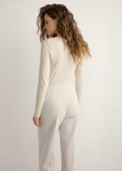 Світло-бежева жіноча блузка з модалу LSLDT-0056-1A(W26), вигляд виробу ззаду на моделі. Видно половину силуету.