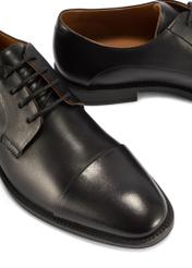 Чоловіче шкіряне чорне взуття BUTYM-0483-99(W26), крупний план деталі виробу на білому фоні.